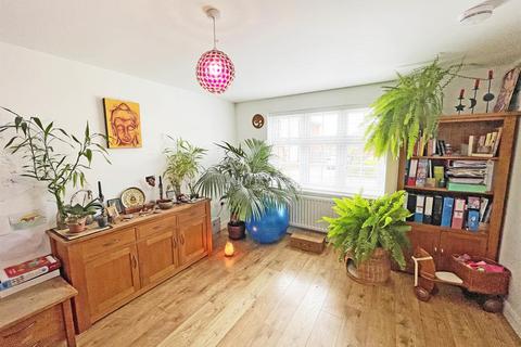 87 Hawkins Road, Exeter, EX1 3UW