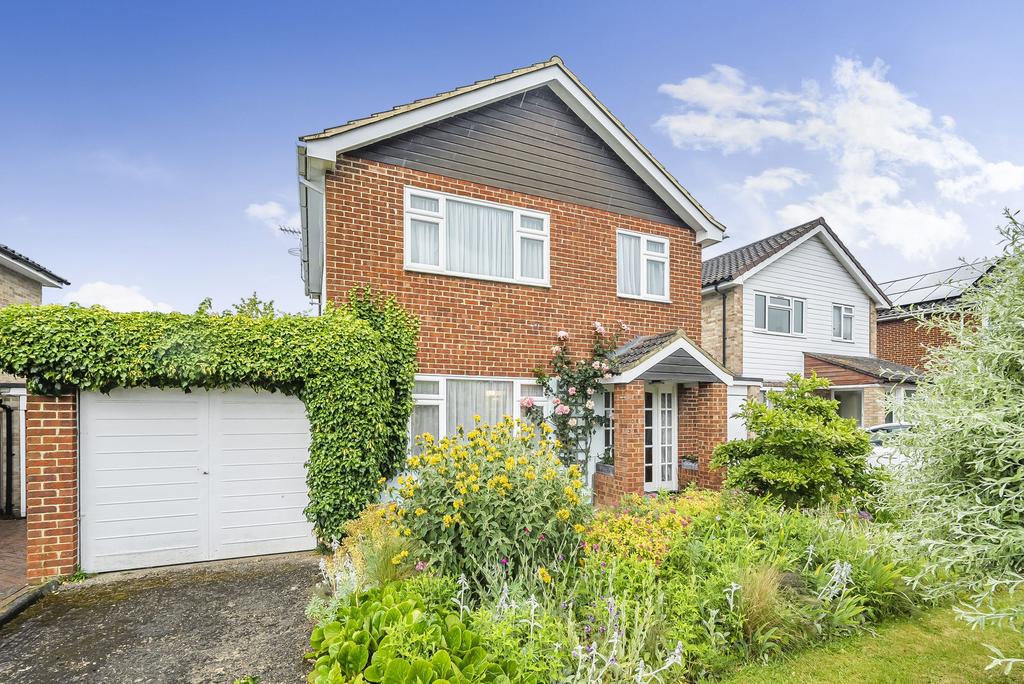 Road, Reading RG10 3 bed detached house for sale £700,000