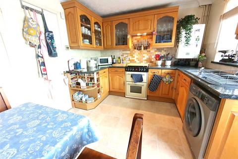 3 bedroom end of terrace house for sale, Lampreys Lane, South Petherton, TA13