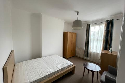 1 bedroom in a house share to rent, Devonport Road, London W12