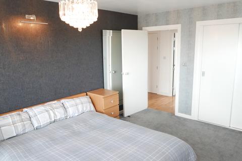 2 bedroom penthouse to rent, Asylum Road, London SE15