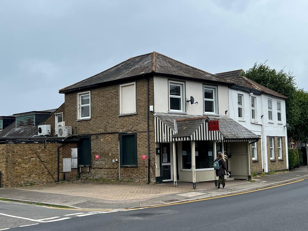 Walton Road, Molesey, Surrey, KT8 0DU 1 bed apartment to rent £1,200