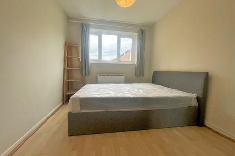 2 bedroom flat to rent, Peartree Avenue, SW17