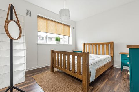 2 bedroom flat to rent, Lambourn Road London SW4