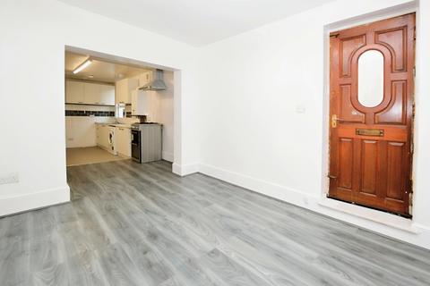 2 bedroom flat to rent, Belfort Road Peckham SE15