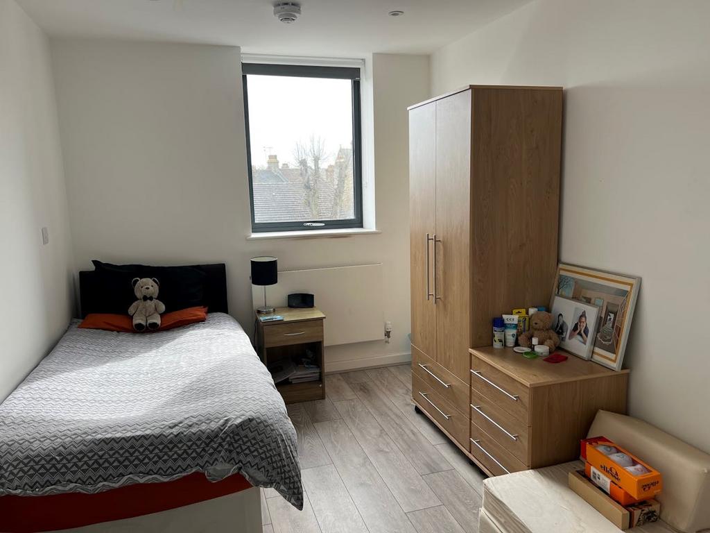 Bedroom 1.jpg