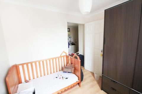 2 bedroom flat to rent, Runway Close, London NW9