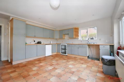 2 bedroom detached bungalow for sale, Beeches Road, Crowborough, East Sussex TN6 2BB