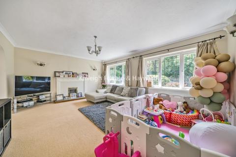 3 bedroom bungalow to rent, Oakwood Close Chislehurst BR7