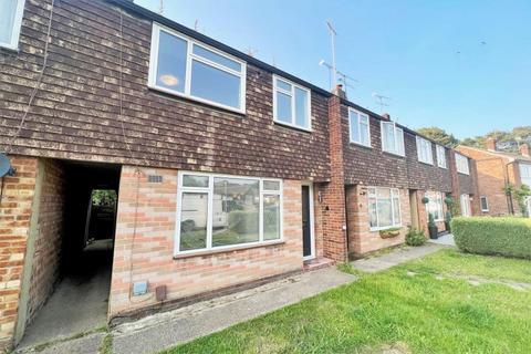 3 bedroom terraced house to rent, Connaught Crescent, Woking GU24