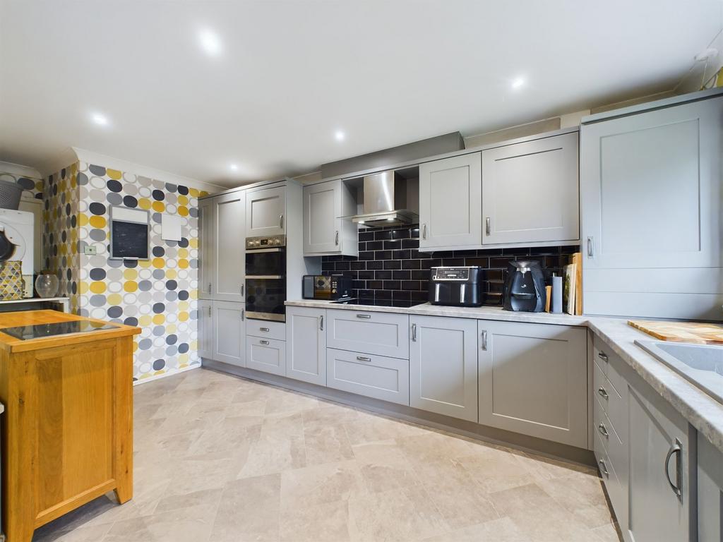 Harrogate Way, Southport PR9 3 bed semidetached house for sale £235,000