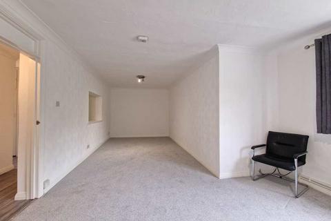 3 bedroom apartment to rent, Maple Court, Acacia Grove, New Malden, Surrey