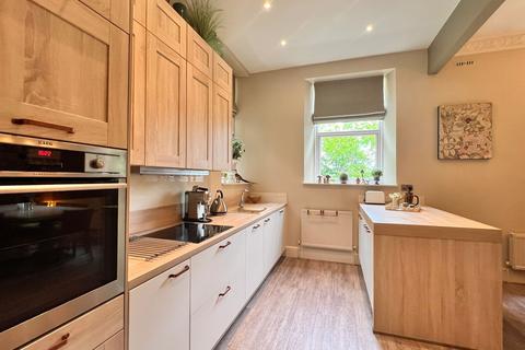 2 bedroom apartment for sale, Huddersfield Road, Penistone, S36