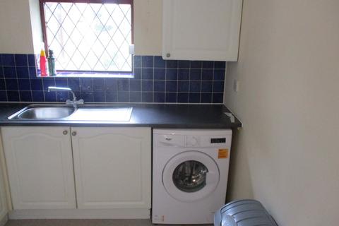 2 bedroom ground floor flat to rent, Mosley Common Road, Tyldesley, Manchester, Greater Manchester, M29