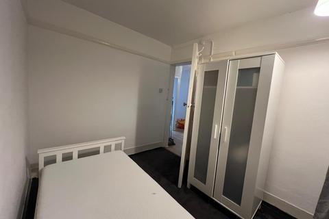 3 bedroom apartment to rent, Canada Crescent, London W3