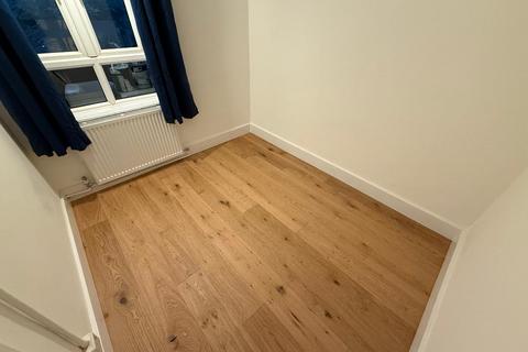 3 bedroom apartment to rent, Canada Crescent, London W3
