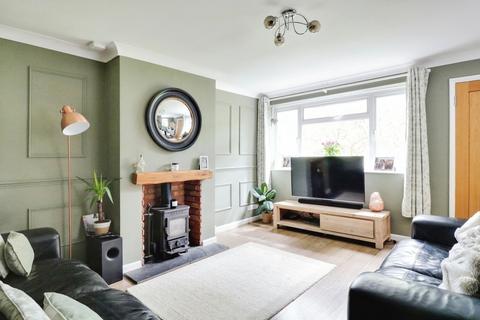 27 Barrymore Walk, Rayleigh, SS6 8YF