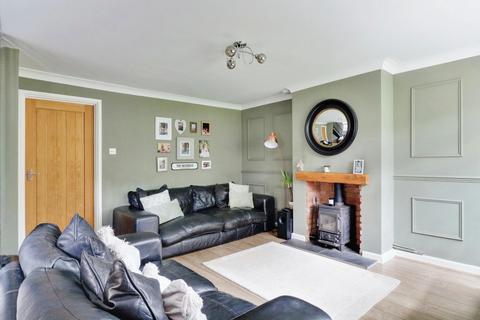 27 Barrymore Walk, Rayleigh, SS6 8YF