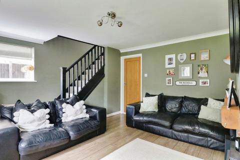 27 Barrymore Walk, Rayleigh, SS6 8YF