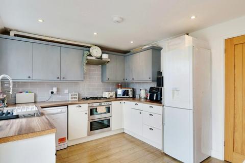 27 Barrymore Walk, Rayleigh, SS6 8YF