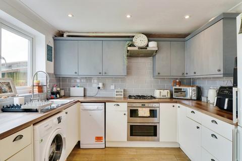 27 Barrymore Walk, Rayleigh, SS6 8YF