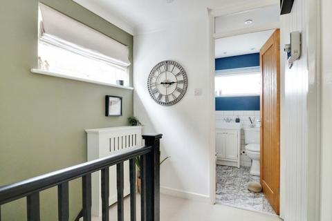 27 Barrymore Walk, Rayleigh, SS6 8YF