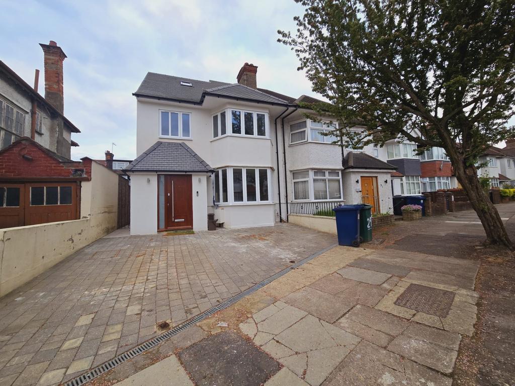 A brand new six bedroom house with a kosher kitch