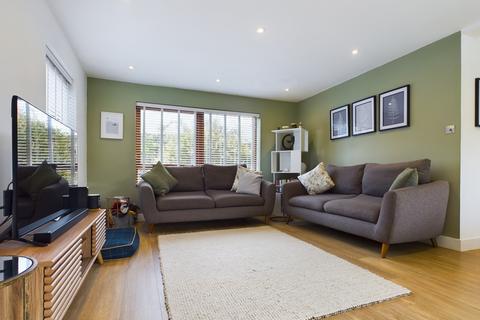 4 bedroom detached house to rent, Higher Mead, Lychpit, Basingstoke, RG24