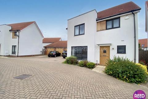 3 bedroom detached house to rent, Radar Close, Southend On Sea