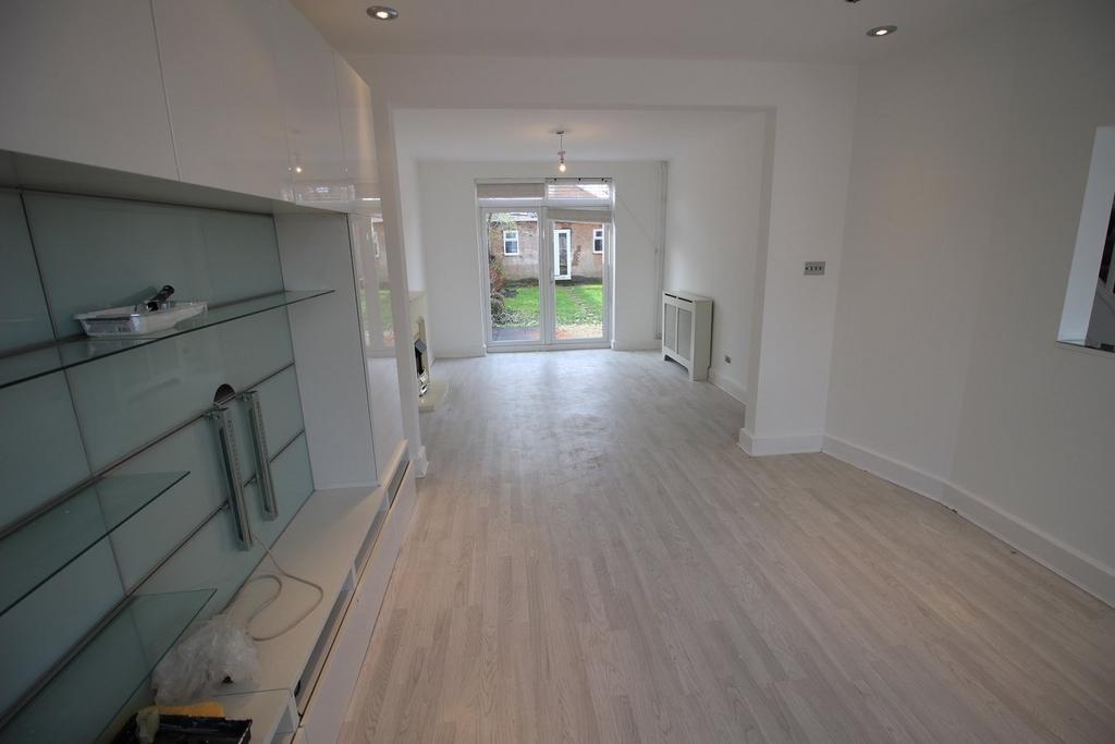 Heston Avenue, Hounslow, TW5 3 bed semidetached house to rent £2,600