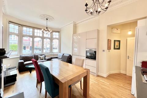 4 bedroom flat to rent, London NW2