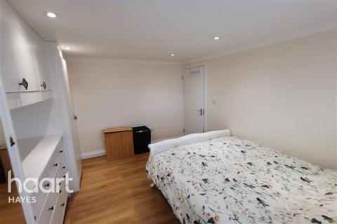 2 bedroom flat to rent, Westcott Hayes UB4