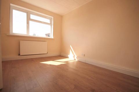 1 bedroom in a flat share to rent, Large Room, Bills Included, Lodge Lane, Grays, RM17