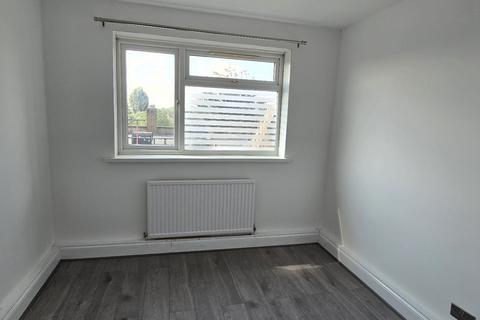 1 bedroom in a flat share to rent, Large Room, Bills Included, Lodge Lane, Grays, RM17