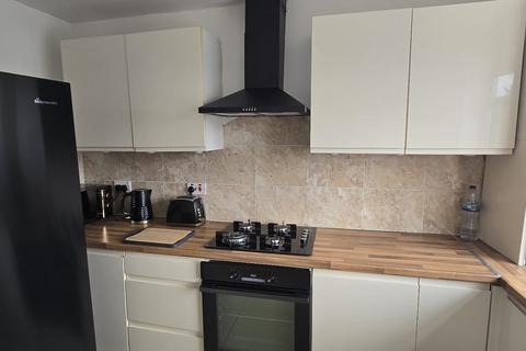 1 bedroom in a flat share to rent, Large Room, Bills Included, Lodge Lane, Grays, RM17