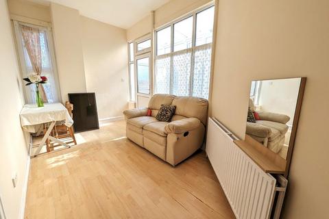 4 bedroom ground floor flat to rent, Four Bedroom Gound Floor Flat To Let Audley Road Hendon NW4