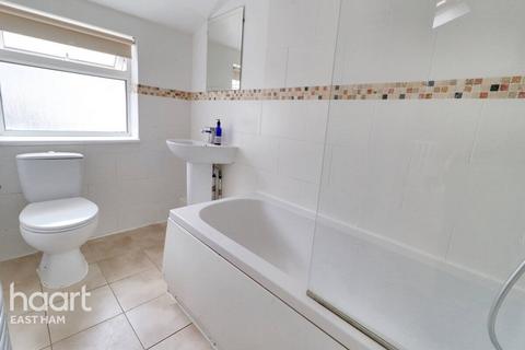 1 bedroom end of terrace house for sale, Romford Road, London