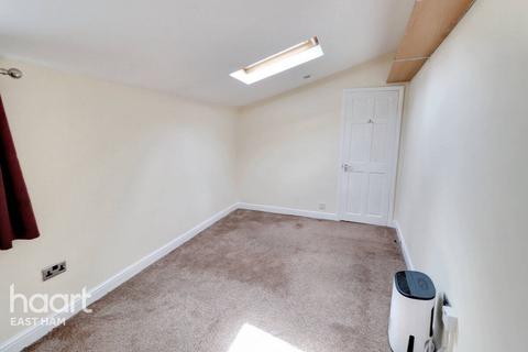 1 bedroom end of terrace house for sale, Romford Road, London