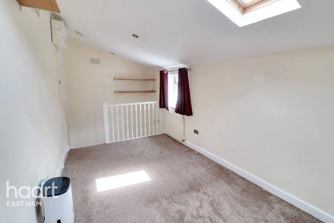 1 bedroom end of terrace house for sale, Romford Road, London