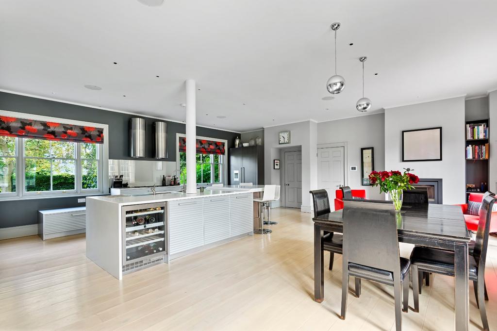 Kitchen/Dining Area