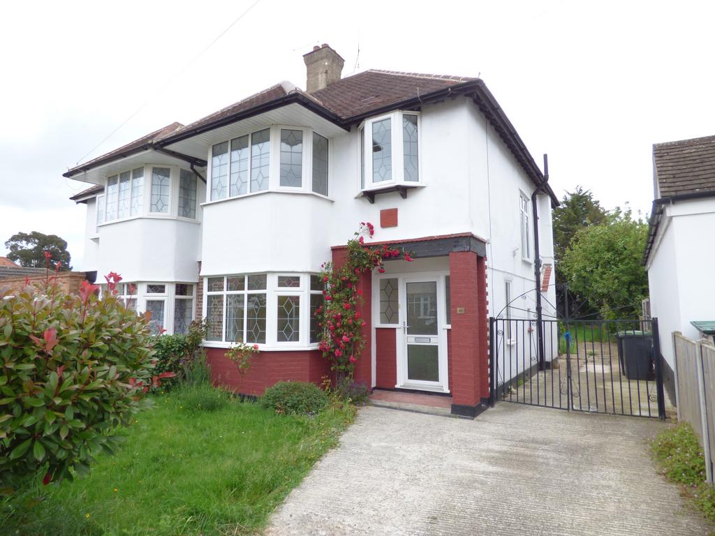 Henley Crescent, WestcliffonSea, SS0 3 bed semidetached house £