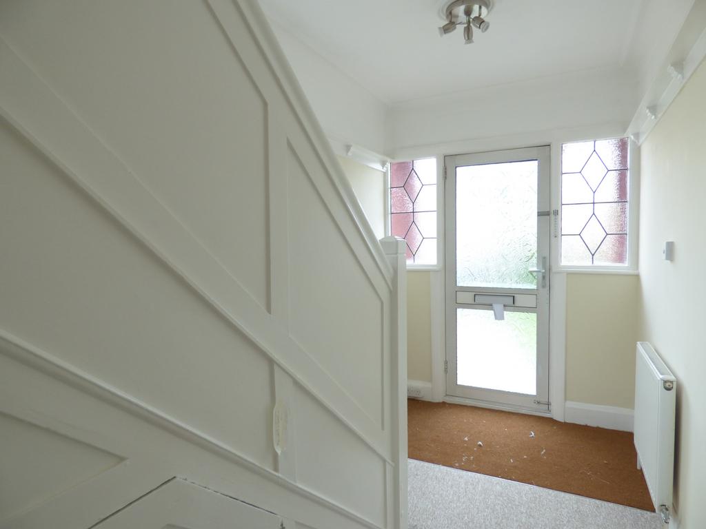 Henley Crescent, WestcliffonSea, SS0 3 bed semidetached house £