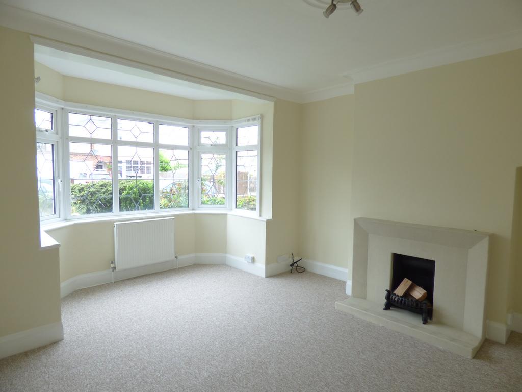 Henley Crescent, WestcliffonSea, SS0 3 bed semidetached house to