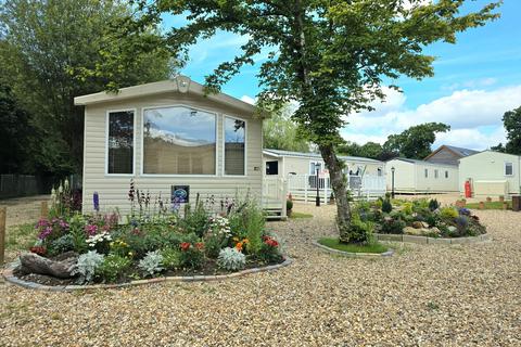 2 bedroom bungalow to rent, Farnham Road, Liss