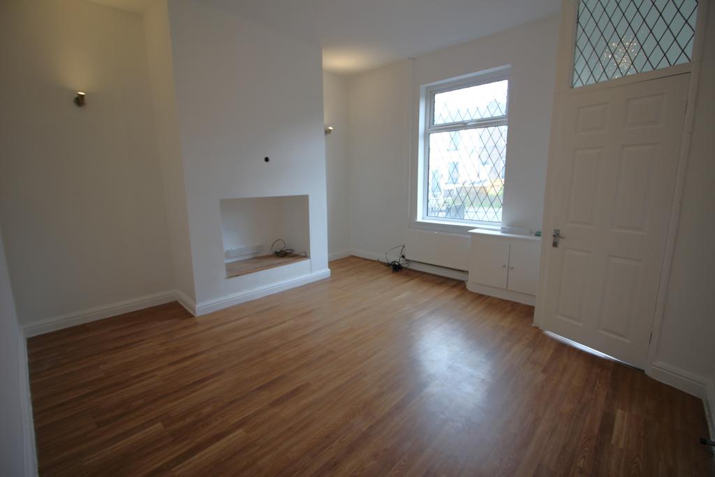 Rochdale Old Road, Bury, BL9 2 bed terraced house to rent £850 pcm (£