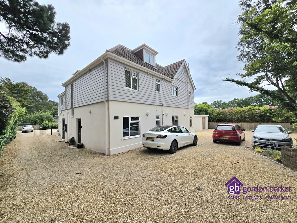 Dudsbury Road, West Parley BH22 1 bed detached house for sale £200,000