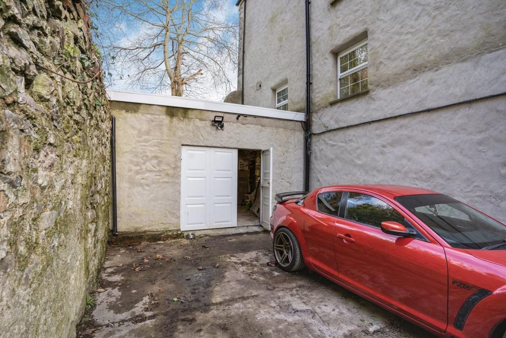 Garage / Driveway