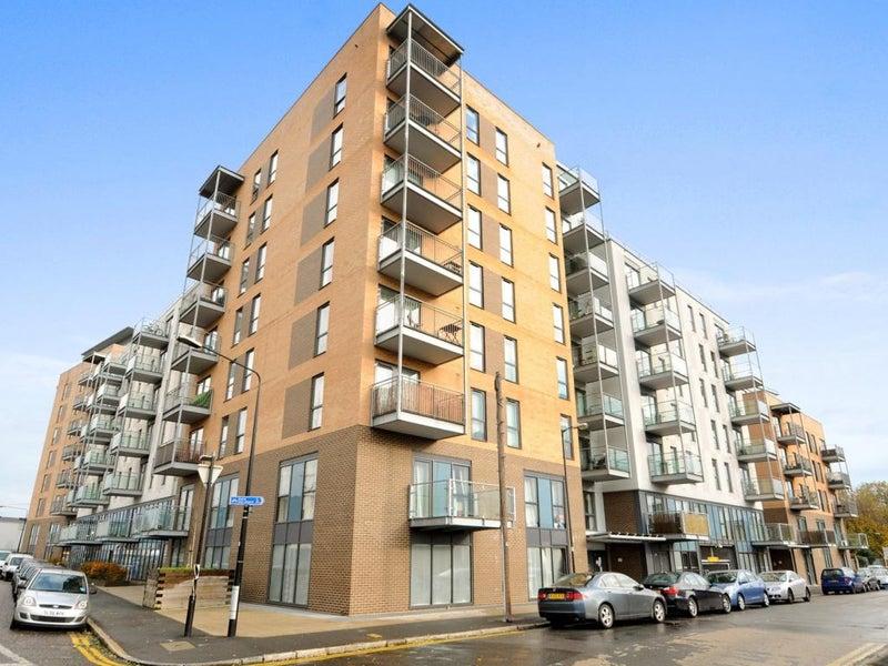 Stunning 2 bed flat 5th floor flat to let on Merc