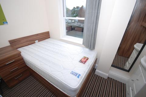 4 bedroom flat to rent, Chapel Cross, Chapel Street, Leamington Spa, Warwickshire, CV31