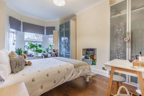 2 bedroom flat to rent, Mellison Road, Tooting, London, SW17